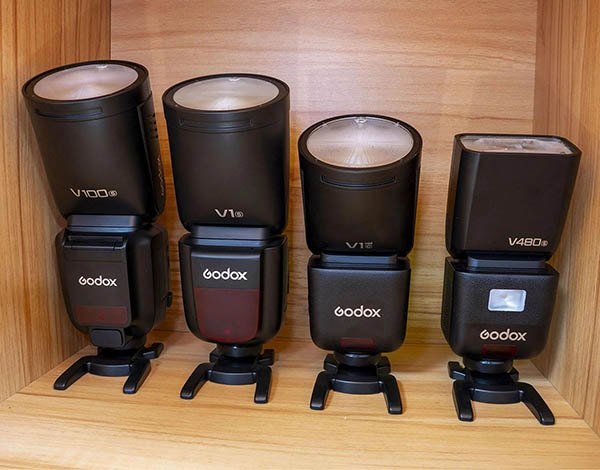 Сравнительный ряд накамерных вспышек Godox на подставках с круглой и прямоугольными головками Сравнительный ряд накамерных вспышек Godox на подставках с круглой и прямоугольными головками