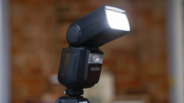Накамерная вспышка Godox V860III на стойке с работающей прямоугольной импульсной лампой и фронтальным светодиодом https://redmonkey.site/images/articles/godox2.jpg