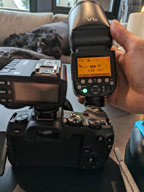 Вспышка Godox V1C в режиме ведомой рядом с камерой Canon EOS RP и трансмиттером Godox X2T-C https://redmonkey.site/images/articles/godox2.jpg